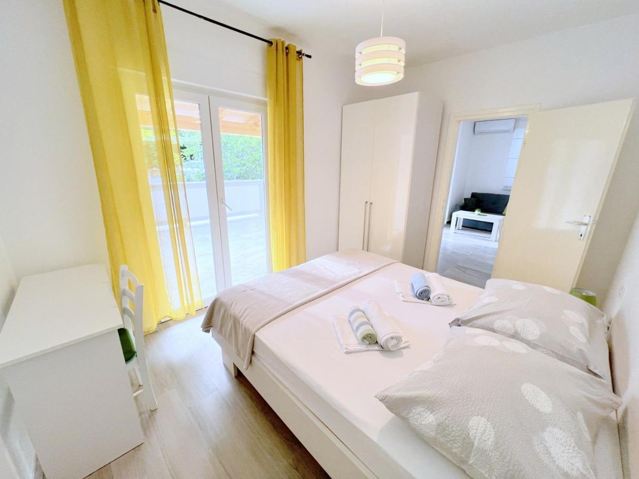Evergreen & Pinky Apartments Close To The Beach Rab Town Exterior foto